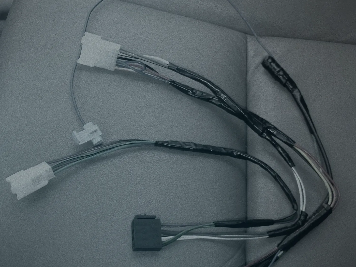 Ramal de cableado automotor con sus fichas y conectores