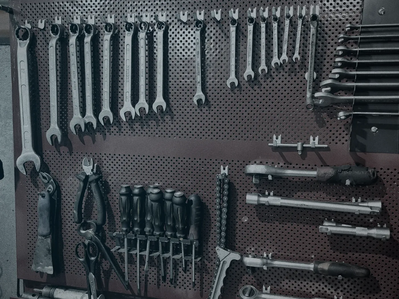 Panel de herramientas del taller de ElectroCar con llaves, destornilladores y ratchets
